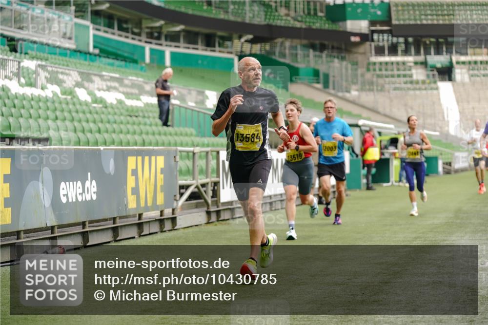 13.09.2026 - 21. swb-Marathon Bremen Michael Burmester http://msf.ph/oto/10430785 13.09.2026 10:22:01 Laufen im Stadion 10244, 10302, 10441, 10926, 10961, 11083, 11142, 11338, 11454, 11619, 11738, 11854, 11916, 11944, 11964, 12003, 12289, 12370, 12456, 12513, 12520, 12538, 13507, 13513, 13514, 13519, 13535, 13539, 13548, 13551, 13553, 13559, 13568, 13575, 13584, 13587, 13606, 13608, 13636, 13641, 10475, 11481, 11652, 12457, 12458, 13504, 13533, 13534, 13536, 13541, 13543, 13554, 13561, 13564 meine-sportfotos.de