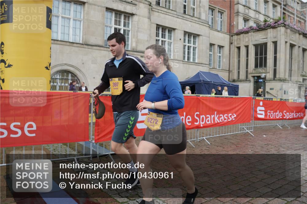 13.09.2026 - Kiel Lauf Yannick Fuchs http://msf.ph/oto/10430961 13.09.2026 11:14:44 Ziel 3706, 3707, 3708, 5601, 6378, 6783, 6905, 7787, 11482, 270, 283, 397, 1338, 1339, 2520, 3278, 5478, 6806, 7998, 9272, 10278, 9273, 10116, 10124, 397, 489, 9272, 9873 meine-sportfotos.de
