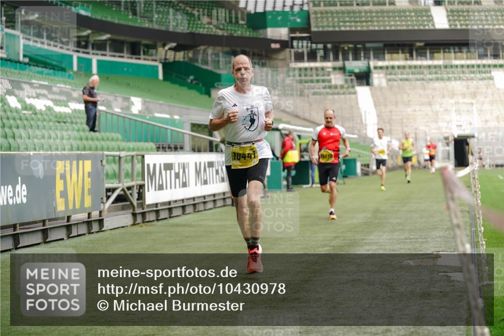 13.09.2026 - 21. swb-Marathon Bremen Michael Burmester http://msf.ph/oto/10430978 13.09.2026 10:22:08 Laufen im Stadion 10244, 10302, 10441, 10926, 10961, 11083, 11142, 11338, 11454, 11619, 11738, 11854, 11916, 11944, 11964, 12003, 12289, 12370, 12456, 12513, 12520, 12538, 13507, 13513, 13514, 13519, 13535, 13539, 13548, 13551, 13553, 13559, 13568, 13575, 13584, 13587, 13606, 13608, 13616, 13636, 13641, 10366, 10475, 11481, 11652, 12457, 12458, 13504, 13530, 13533, 13534, 13536, 13541, 13543, 13554, 13564 meine-sportfotos.de
