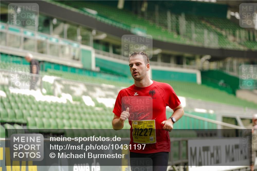 13.09.2026 - 21. swb-Marathon Bremen Michael Burmester http://msf.ph/oto/10431197 13.09.2026 10:22:30 Laufen im Stadion 10244, 10302, 10441, 10575, 10926, 11083, 11127, 11142, 11198, 11227, 11338, 11454, 11619, 11721, 11738, 11854, 11916, 11944, 12003, 12053, 12209, 12339, 12370, 12395, 12456, 12513, 12520, 12538, 13507, 13513, 13519, 13535, 13539, 13548, 13551, 13553, 13556, 13559, 13568, 13575, 13584, 13587, 13606, 13608, 13616, 13636, 13641, 13642, 10366, 10475, 11481, 11652, 12457, 13530, 13533, 13534, 13536, 13541, 13543, 13554, 13564 meine-sportfotos.de