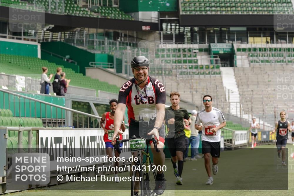 13.09.2026 - 21. swb-Marathon Bremen Michael Burmester http://msf.ph/oto/10431200 13.09.2026 12:26:47 Laufen im Stadion 103, 206, 238, 322, 447, 841, 875, 968, 1187, 1352, 1840, 2032, 2044, 2143, 129, 236, 289, 798, 1483, 1490, 1567 meine-sportfotos.de