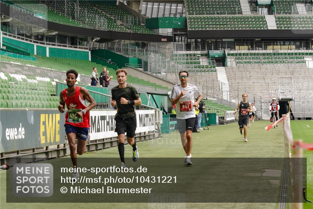 13.09.2026 - 21. swb-Marathon Bremen Michael Burmester http://msf.ph/oto/10431221 13.09.2026 12:26:50 Laufen im Stadion 103, 206, 238, 322, 420, 447, 841, 875, 968, 1187, 1352, 1840, 2032, 2044, 2143, 129, 149, 236, 289, 798, 1483, 1490, 1567 meine-sportfotos.de