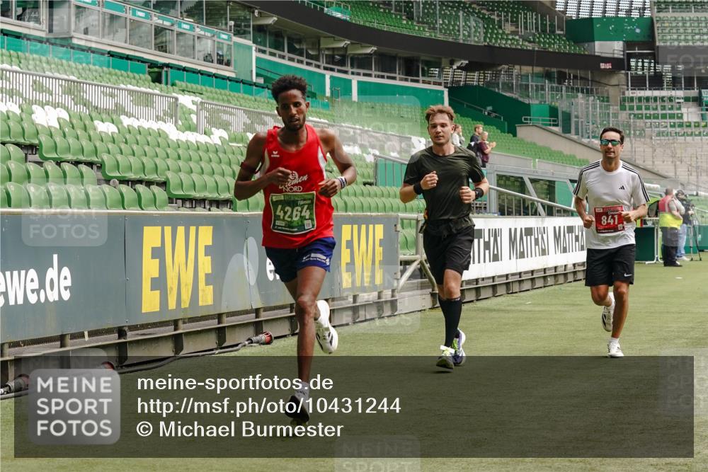 13.09.2026 - 21. swb-Marathon Bremen Michael Burmester http://msf.ph/oto/10431244 13.09.2026 12:26:51 Laufen im Stadion 103, 206, 238, 322, 420, 447, 841, 875, 968, 1187, 1352, 1840, 2032, 2044, 2143, 129, 149, 236, 289, 798, 1483, 1490, 1567 meine-sportfotos.de
