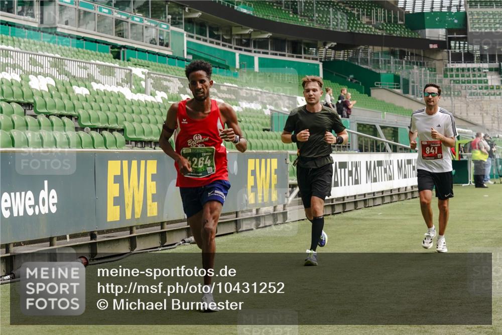 13.09.2026 - 21. swb-Marathon Bremen Michael Burmester http://msf.ph/oto/10431252 13.09.2026 12:26:51 Laufen im Stadion 103, 206, 238, 322, 420, 447, 841, 875, 968, 1187, 1352, 1840, 2032, 2044, 2143, 129, 149, 236, 289, 798, 1483, 1490, 1567 meine-sportfotos.de