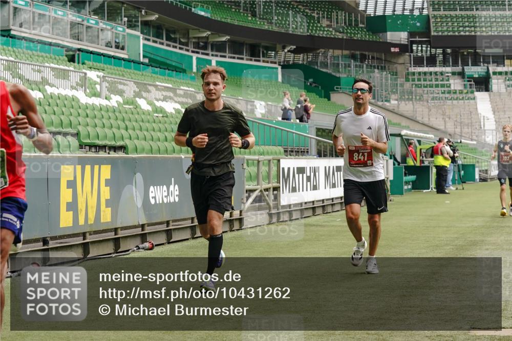 13.09.2026 - 21. swb-Marathon Bremen Michael Burmester http://msf.ph/oto/10431262 13.09.2026 12:26:52 Laufen im Stadion 103, 206, 238, 322, 420, 447, 841, 875, 968, 1187, 1352, 1840, 2032, 2044, 2143, 129, 149, 236, 289, 798, 1483, 1490, 1567 meine-sportfotos.de