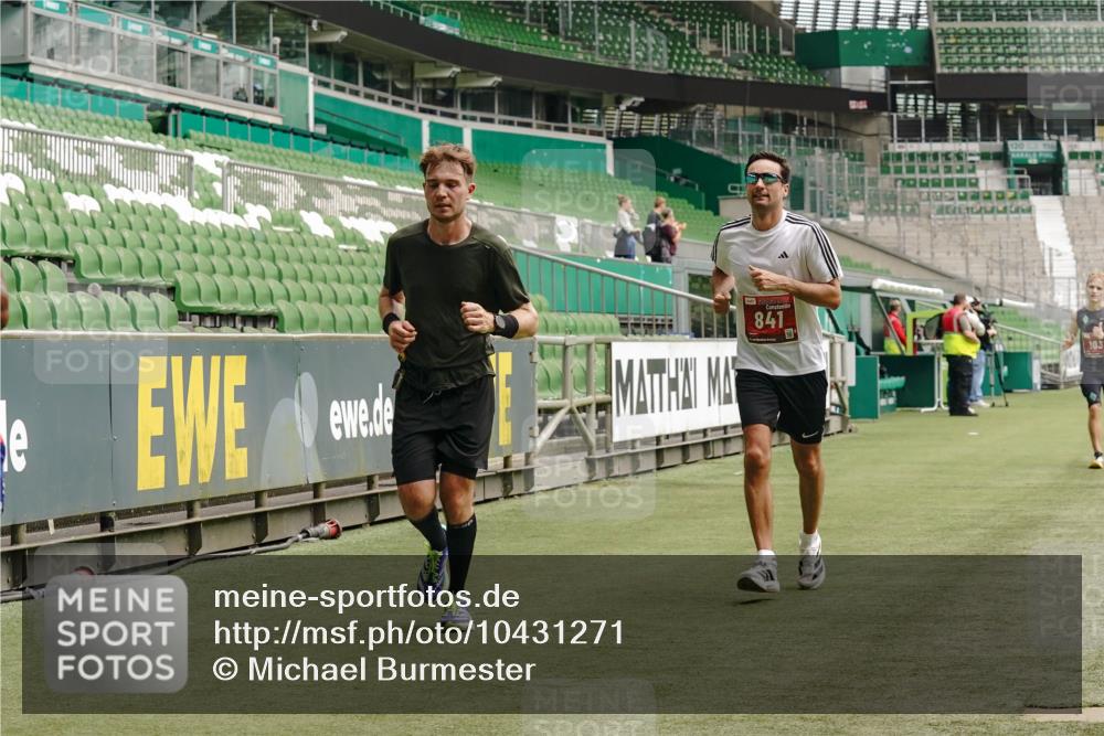 13.09.2026 - 21. swb-Marathon Bremen Michael Burmester http://msf.ph/oto/10431271 13.09.2026 12:26:52 Laufen im Stadion 103, 206, 238, 322, 420, 447, 841, 875, 968, 1187, 1352, 1840, 2032, 2044, 2143, 129, 149, 236, 289, 798, 1483, 1490, 1567 meine-sportfotos.de