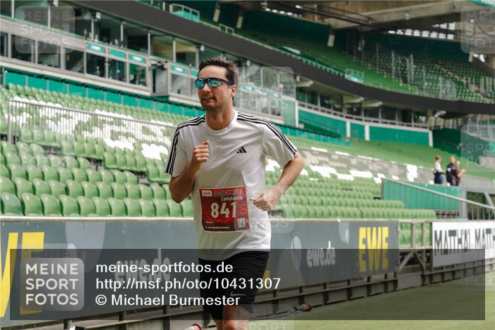 13.09.2026 - 21. swb-Marathon Bremen Michael Burmester http://msf.ph/oto/10431307 13.09.2026 12:26:54 Laufen im Stadion 103, 206, 238, 322, 420, 447, 841, 875, 968, 1187, 1352, 1840, 2032, 2044, 2143, 129, 149, 236, 289, 798, 1483, 1490, 1567 meine-sportfotos.de