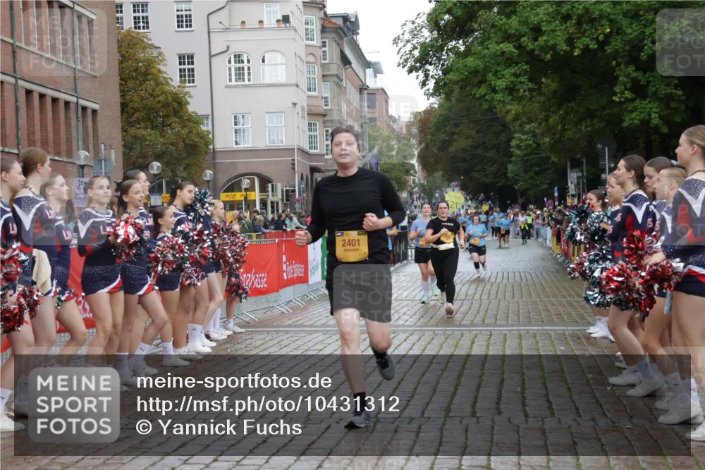13.09.2026 - Kiel Lauf Yannick Fuchs http://msf.ph/oto/10431312 13.09.2026 11:15:51 Ziel 1605, 2414, 4309, 4571, 9175, 9348, 9708, 155, 1246, 2401, 3087, 5327, 11871, 12831, 12832, 12833, 12834, 2511, 3196, 4216, 9204, 9484, 2092, 2401 meine-sportfotos.de