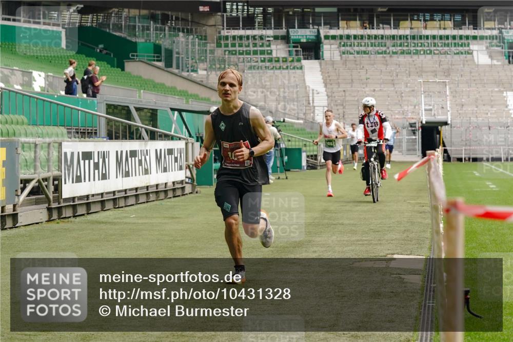 13.09.2026 - 21. swb-Marathon Bremen Michael Burmester http://msf.ph/oto/10431328 13.09.2026 12:26:56 Laufen im Stadion 103, 206, 238, 322, 420, 447, 841, 875, 968, 1187, 1352, 1840, 2032, 2044, 2143, 129, 149, 236, 289, 798, 1483, 1490, 1567 meine-sportfotos.de