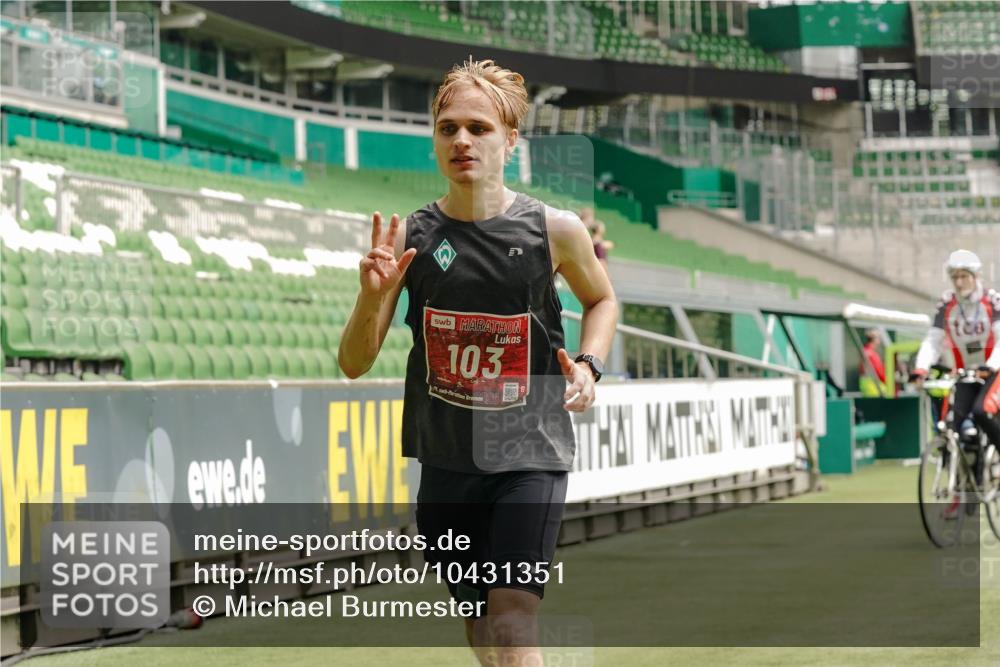 13.09.2026 - 21. swb-Marathon Bremen Michael Burmester http://msf.ph/oto/10431351 13.09.2026 12:26:58 Laufen im Stadion 103, 206, 238, 322, 420, 447, 841, 875, 968, 1187, 1352, 1840, 2032, 2044, 2143, 129, 149, 236, 289, 798, 1483, 1490, 1567 meine-sportfotos.de