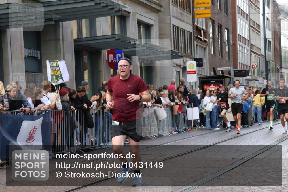 13.09.2026 - 21. swb-Marathon Bremen Strokosch-Dieckow http://msf.ph/oto/10431449 13.09.2026 13:11:18 Ziel 382, 3899, 4651, 5585, 6059, 7109, 8982, 8996, 13055, 335, 697, 1349, 2021, 2087, 3440, 3448, 3484, 3647, 4429, 5079, 6274, 6471, 6657, 8183, 8474, 9291, 9410, 9618, 9622, 9762 meine-sportfotos.de