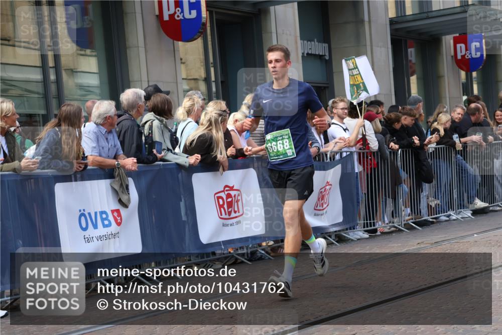 13.09.2026 - 21. swb-Marathon Bremen Strokosch-Dieckow http://msf.ph/oto/10431762 13.09.2026 13:11:32 Ziel 493, 826, 863, 2444, 3336, 4368, 4651, 4698, 5521, 5585, 5893, 6059, 6668, 8996, 9398, 13055, 382, 1349, 2087, 3440, 3899, 6274, 7109, 8474, 8982, 9291, 9618, 9762 meine-sportfotos.de