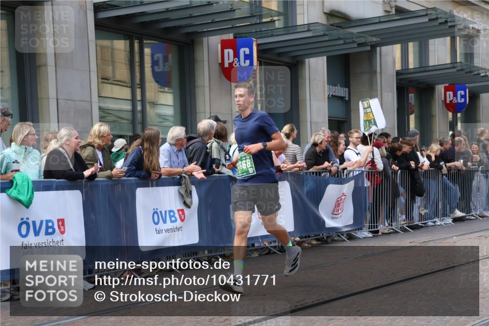 13.09.2026 - 21. swb-Marathon Bremen Strokosch-Dieckow http://msf.ph/oto/10431771 13.09.2026 13:11:32 Ziel 493, 826, 863, 2444, 3336, 4368, 4651, 4698, 5521, 5585, 5893, 6059, 6668, 8996, 9398, 13055, 382, 1349, 2087, 3440, 3899, 6274, 7109, 8474, 8982, 9291, 9618, 9762 meine-sportfotos.de
