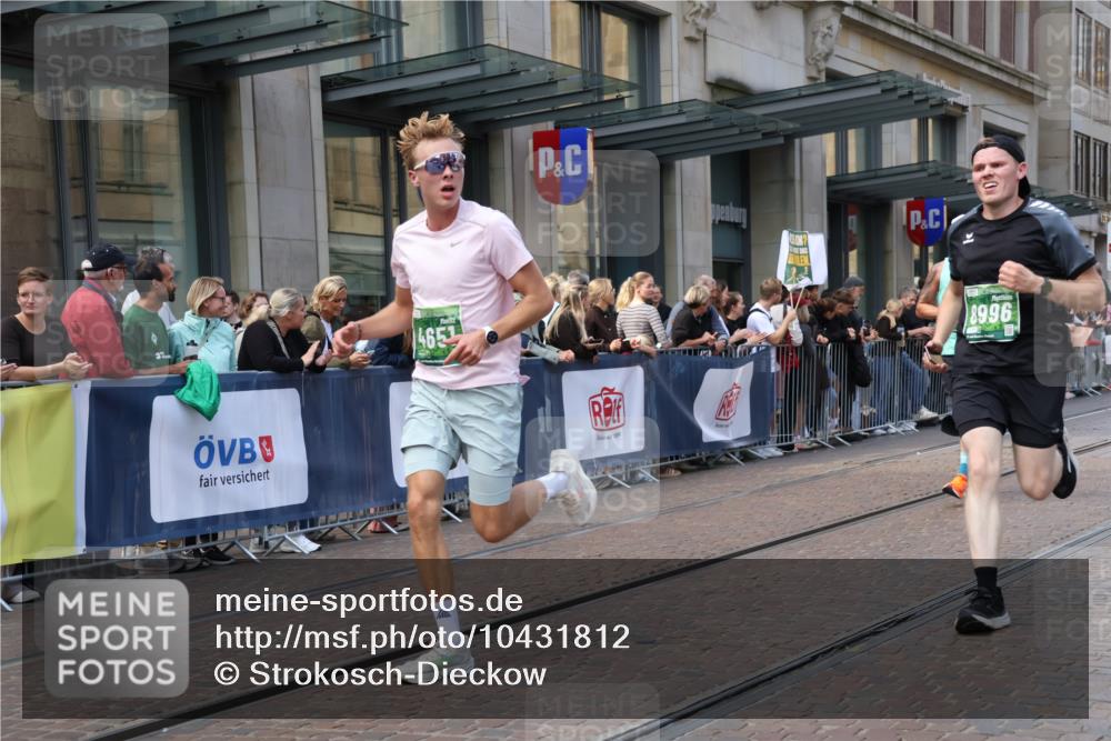 13.09.2026 - 21. swb-Marathon Bremen Strokosch-Dieckow http://msf.ph/oto/10431812 13.09.2026 13:11:34 Ziel 493, 826, 863, 2444, 3336, 4368, 4651, 4698, 5521, 5585, 5893, 6059, 6668, 7621, 8996, 9398, 13055, 382, 1349, 2087, 3899, 6274, 7109, 8474, 8982, 9291, 9618 meine-sportfotos.de