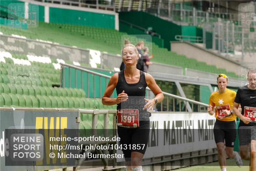 13.09.2026 - 21. swb-Marathon Bremen Michael Burmester http://msf.ph/oto/10431857 13.09.2026 12:28:09 Laufen im Stadion 103, 238, 358, 420, 553, 574, 649, 719, 959, 1161, 1253, 1256, 1352, 1391, 1428, 1525, 1724, 1783, 1917, 2032, 3662, 4264, 149, 289, 798, 814, 1313, 1483, 1490, 1544 meine-sportfotos.de