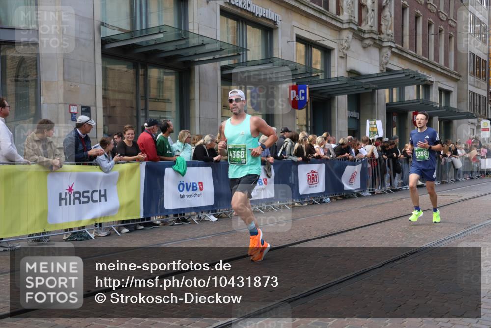13.09.2026 - 21. swb-Marathon Bremen Strokosch-Dieckow http://msf.ph/oto/10431873 13.09.2026 13:11:36 Ziel 493, 826, 863, 2444, 2820, 3336, 3703, 4283, 4368, 4651, 4698, 5521, 5585, 5893, 6059, 6668, 7621, 8996, 9398, 13055, 382, 3899, 6274, 7109, 8982, 9291 meine-sportfotos.de