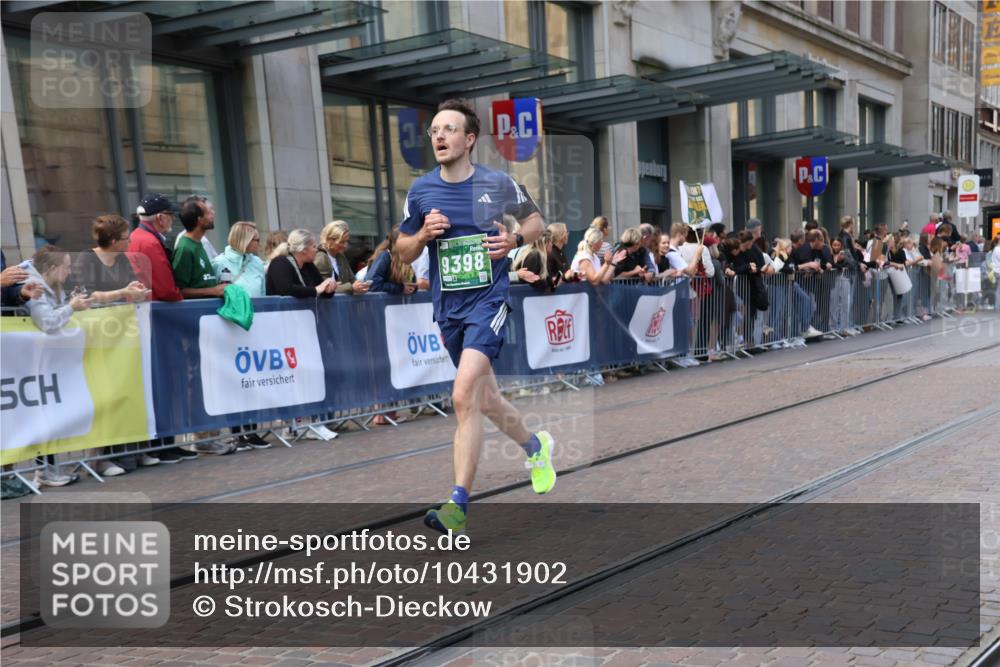 13.09.2026 - 21. swb-Marathon Bremen Strokosch-Dieckow http://msf.ph/oto/10431902 13.09.2026 13:11:37 Ziel 493, 826, 863, 2444, 2820, 3336, 3703, 4283, 4368, 4651, 4698, 5521, 5585, 5893, 6059, 6668, 7621, 8996, 9398, 13055, 382, 3899, 6059, 6274, 7109, 8982, 9291 meine-sportfotos.de