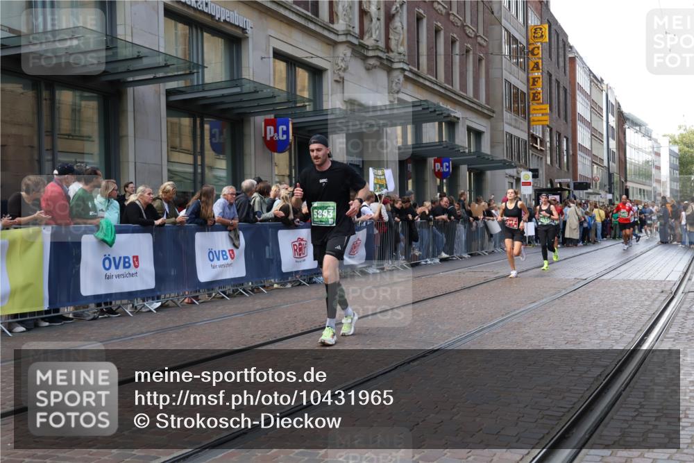 13.09.2026 - 21. swb-Marathon Bremen Strokosch-Dieckow http://msf.ph/oto/10431965 13.09.2026 13:11:41 Ziel 493, 826, 863, 2444, 2447, 2820, 3336, 3703, 4283, 4368, 4651, 4698, 5521, 5893, 5940, 6668, 6739, 7621, 8996, 9398, 382, 3899, 4651, 5585, 6059, 7109, 8982, 9291, 13055 meine-sportfotos.de