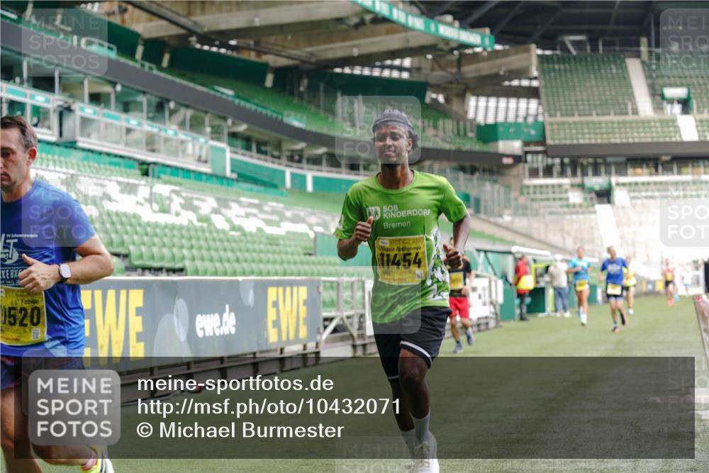 13.09.2026 - 21. swb-Marathon Bremen Michael Burmester http://msf.ph/oto/10432071 13.09.2026 10:23:26 Laufen im Stadion 10235, 10302, 10341, 10441, 10520, 10575, 10592, 10618, 10782, 10926, 11042, 11127, 11143, 11198, 11201, 11227, 11338, 11373, 11426, 11454, 11628, 11713, 11721, 11779, 11895, 11903, 11944, 12003, 12053, 12144, 12209, 12246, 12339, 12370, 12395, 12404, 12468, 12469, 12477, 12538, 13507, 13513, 13519, 13520, 13535, 13539, 13553, 13556, 13559, 13563, 13566, 13580, 13584, 13586, 13587, 13616, 13641, 13642, 10366, 10475, 11481, 11652, 13530, 13534, 13541 meine-sportfotos.de