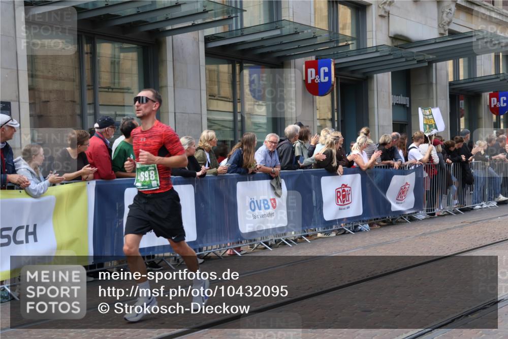 13.09.2026 - 21. swb-Marathon Bremen Strokosch-Dieckow http://msf.ph/oto/10432095 13.09.2026 13:11:46 Ziel 493, 826, 863, 2444, 2447, 2820, 3336, 3703, 4283, 4368, 4698, 5521, 5893, 5940, 6107, 6739, 7521, 7621, 9398, 13013, 382, 826, 4368, 4651, 5585, 6059, 6668, 7109, 8982, 8996, 9398, 13055 meine-sportfotos.de