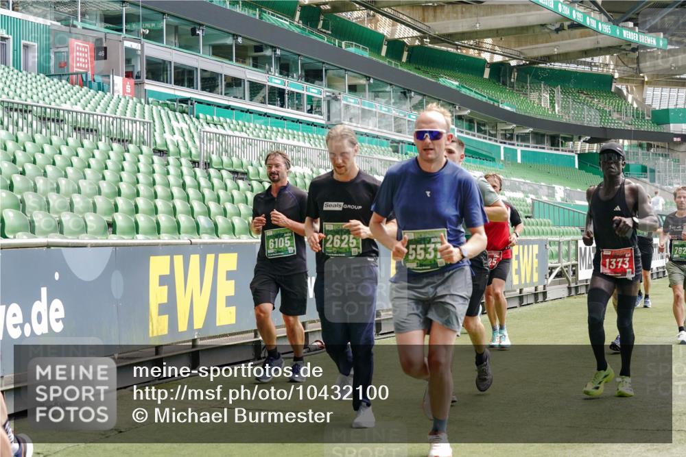 13.09.2026 - 21. swb-Marathon Bremen Michael Burmester http://msf.ph/oto/10432100 13.09.2026 13:04:33 Laufen im Stadion 178, 209, 210, 323, 488, 534, 536, 565, 596, 647, 725, 762, 881, 940, 1014, 1073, 1239, 1243, 1307, 1343, 1373, 1456, 1458, 1479, 1627, 1649, 1653, 1656, 1687, 1771, 1780, 1914, 1932, 1941, 2023, 2089, 2126, 2223, 2241, 2369, 2430, 2434, 2452, 2602, 2625, 2723, 2742, 2764, 2851, 2867, 2872, 2891, 2910, 2919, 2934, 2957, 2959, 2977, 2985, 3028, 3030, 3135, 3217, 3278, 3320, 3343, 3360, 3402, 3419, 3425, 3454, 3510, 3521, 3579, 3597, 3618, 3796, 3846, 3859, 3909, 242 meine-sportfotos.de