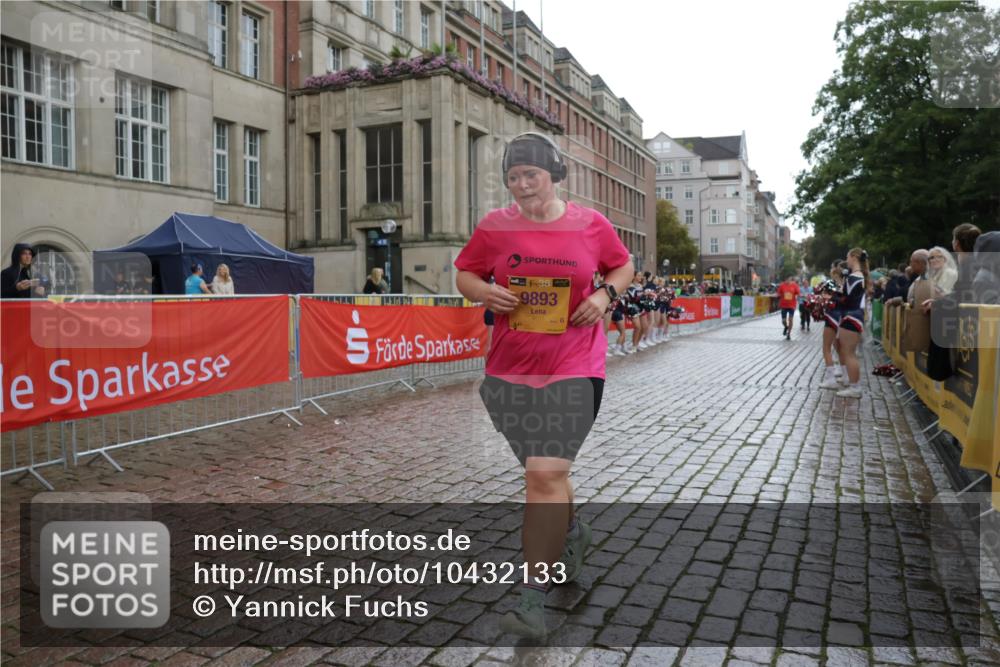 13.09.2026 - Kiel Lauf Yannick Fuchs http://msf.ph/oto/10432133 13.09.2026 11:19:35 Ziel 422, 3505, 4407, 10581, 10951, 8735, 9103, 9893, 11388, 562, 3854, 4035, 9893, 10057, 11039 meine-sportfotos.de
