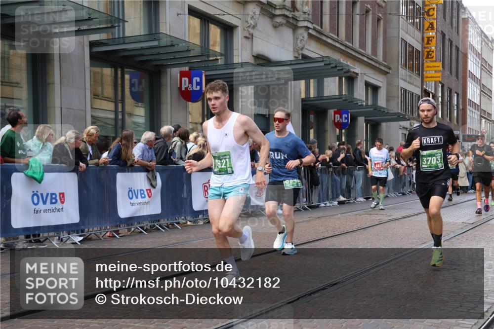 13.09.2026 - 21. swb-Marathon Bremen Strokosch-Dieckow http://msf.ph/oto/10432182 13.09.2026 13:11:52 Ziel 493, 2444, 2447, 2820, 3336, 3362, 3703, 3830, 4283, 4698, 5940, 6107, 6739, 7328, 7521, 7621, 8981, 13013, 826, 863, 4368, 4651, 5521, 5585, 5893, 6059, 6668, 8982, 8996, 9398, 13055 meine-sportfotos.de