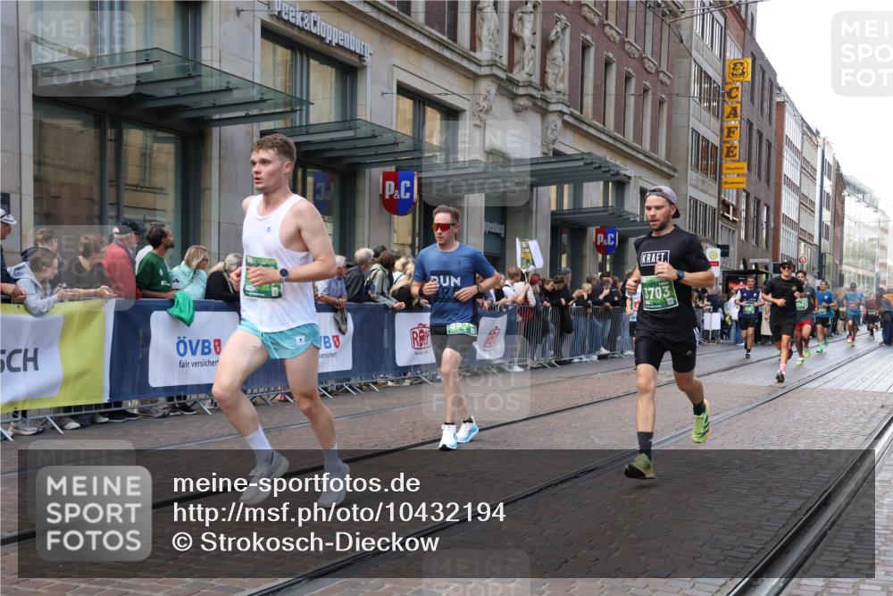 13.09.2026 - 21. swb-Marathon Bremen Strokosch-Dieckow http://msf.ph/oto/10432194 13.09.2026 13:11:52 Ziel 493, 2444, 2447, 2820, 3336, 3362, 3703, 3830, 4283, 4698, 5940, 6107, 6739, 7328, 7521, 7621, 8981, 13013, 826, 863, 4368, 4651, 5521, 5585, 5893, 6059, 6668, 8982, 8996, 9398, 13055 meine-sportfotos.de