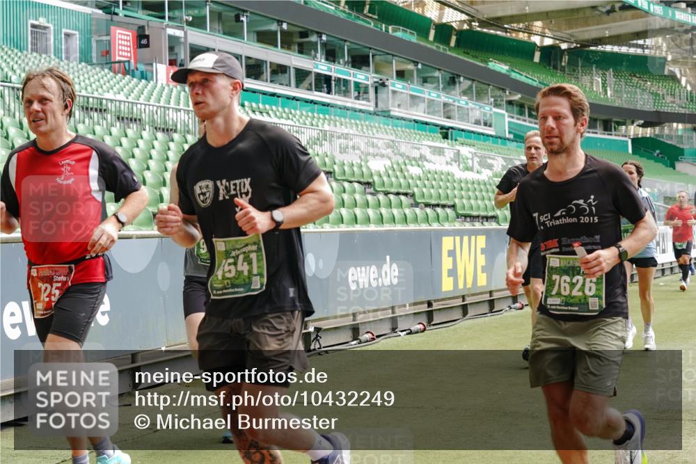 13.09.2026 - 21. swb-Marathon Bremen Michael Burmester http://msf.ph/oto/10432249 13.09.2026 13:04:36 Laufen im Stadion 178, 209, 210, 323, 488, 534, 536, 565, 596, 647, 725, 762, 881, 940, 1073, 1239, 1243, 1307, 1308, 1343, 1373, 1456, 1458, 1479, 1627, 1649, 1653, 1656, 1687, 1771, 1780, 1914, 1932, 1941, 2023, 2089, 2126, 2223, 2241, 2301, 2369, 2430, 2434, 2452, 2602, 2625, 2723, 2742, 2764, 2851, 2867, 2872, 2891, 2910, 2919, 2934, 2957, 2959, 2977, 2985, 3028, 3030, 3135, 3217, 3278, 3320, 3343, 3360, 3402, 3419, 3425, 3454, 3510, 3521, 3579, 3597, 3618, 3796, 3846, 3859, 3909, 242 meine-sportfotos.de