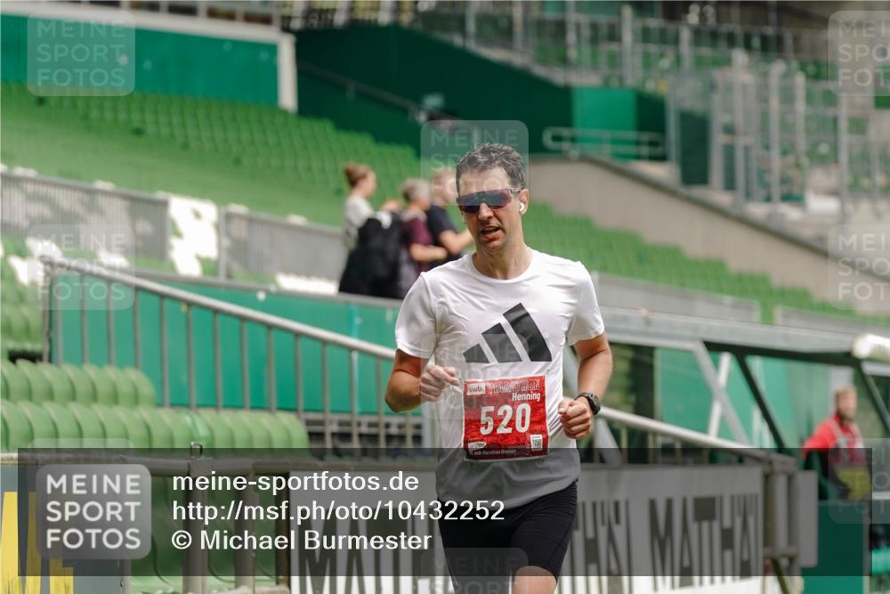 13.09.2026 - 21. swb-Marathon Bremen Michael Burmester http://msf.ph/oto/10432252 13.09.2026 12:29:15 Laufen im Stadion 314, 358, 520, 547, 553, 574, 649, 719, 858, 934, 959, 1161, 1253, 1256, 1391, 1428, 1525, 1724, 1783, 1917, 3662, 206, 322, 447, 814, 841, 875, 968, 1187, 1313, 1544, 1840, 2044, 2143 meine-sportfotos.de