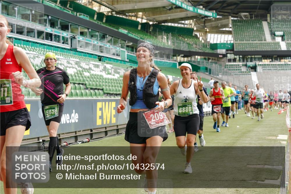 13.09.2026 - 21. swb-Marathon Bremen Michael Burmester http://msf.ph/oto/10432574 13.09.2026 13:04:43 Laufen im Stadion 178, 209, 210, 244, 323, 488, 534, 536, 565, 596, 647, 725, 881, 940, 1073, 1239, 1243, 1307, 1308, 1343, 1373, 1456, 1458, 1479, 1627, 1649, 1653, 1656, 1687, 1771, 1780, 1914, 1932, 1941, 2023, 2089, 2126, 2223, 2241, 2301, 2369, 2430, 2434, 2452, 2602, 2625, 2723, 2742, 2764, 2851, 2867, 2872, 2891, 2910, 2919, 2934, 2957, 2959, 2977, 2985, 3028, 3030, 3217, 3278, 3320, 3343, 3402, 3419, 3425, 3444, 3454, 3485, 3510, 3521, 3579, 3597, 3618, 3796, 3846, 3859, 3909, 242 meine-sportfotos.de