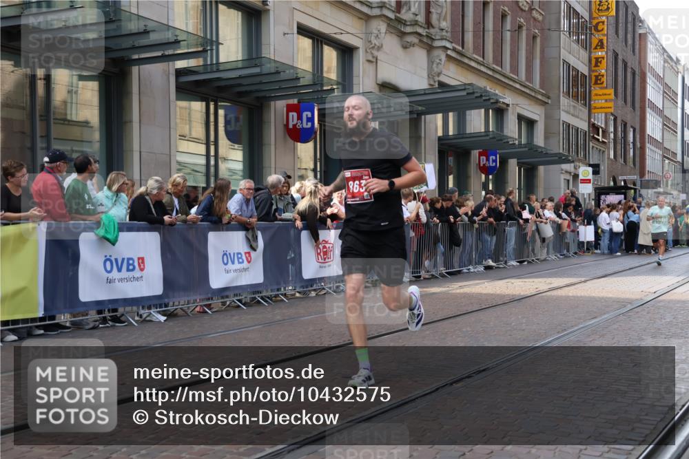 13.09.2026 - 21. swb-Marathon Bremen Strokosch-Dieckow http://msf.ph/oto/10432575 13.09.2026 13:12:08 Ziel 899, 1517, 2362, 2480, 3054, 3362, 3830, 4560, 4879, 5416, 6107, 6796, 7328, 7521, 8981, 9803, 13013, 493, 826, 863, 2444, 2447, 2820, 3336, 3703, 4283, 4368, 4698, 5521, 5893, 5940, 6668, 6739, 7621, 9398, 13013 meine-sportfotos.de