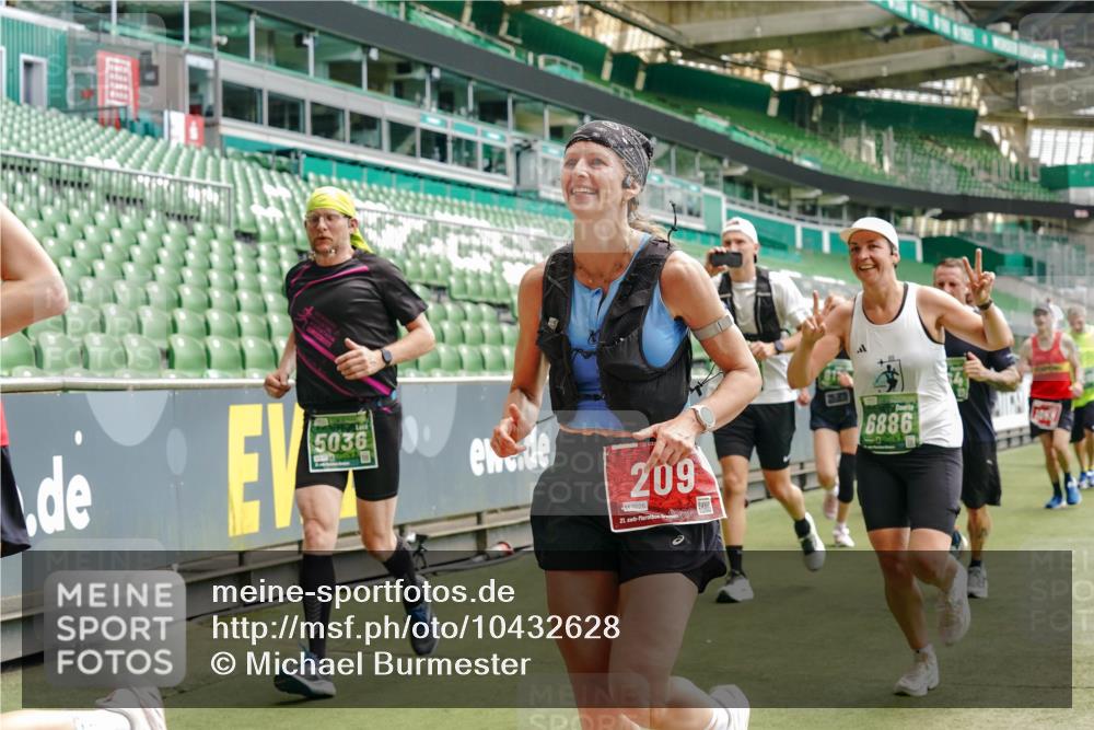 13.09.2026 - 21. swb-Marathon Bremen Michael Burmester http://msf.ph/oto/10432628 13.09.2026 13:04:43 Laufen im Stadion 178, 209, 210, 244, 323, 488, 534, 536, 565, 596, 647, 725, 881, 940, 1073, 1239, 1243, 1307, 1308, 1343, 1373, 1456, 1458, 1479, 1627, 1649, 1653, 1656, 1687, 1771, 1780, 1914, 1932, 1941, 2023, 2089, 2126, 2223, 2241, 2301, 2369, 2430, 2434, 2452, 2602, 2625, 2723, 2742, 2764, 2851, 2867, 2872, 2891, 2910, 2919, 2934, 2957, 2959, 2977, 2985, 3028, 3030, 3217, 3278, 3320, 3343, 3402, 3419, 3425, 3444, 3454, 3485, 3510, 3521, 3579, 3597, 3618, 3796, 3846, 3859, 3909, 242 meine-sportfotos.de
