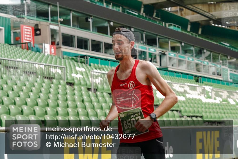 13.09.2026 - 21. swb-Marathon Bremen Michael Burmester http://msf.ph/oto/10432677 13.09.2026 12:30:28 Laufen im Stadion 314, 520, 547, 858, 934, 1168, 1214, 1357, 1453, 1639, 4474, 5212, 6485, 8285, 103, 206, 238, 322, 420, 841, 875, 1187, 1352, 1840, 1917, 2032, 2143, 4264 meine-sportfotos.de