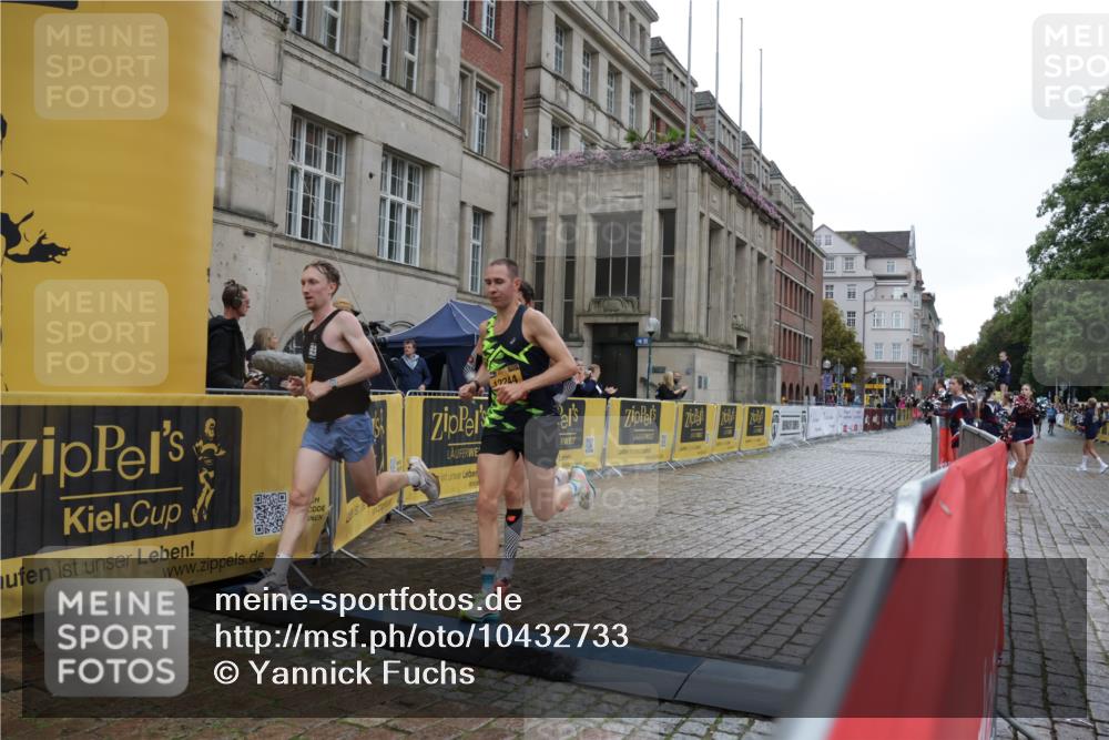13.09.2026 - Kiel Lauf Yannick Fuchs http://msf.ph/oto/10432733 13.09.2026 11:23:59 Ziel 7002, 11523, 11523, 2032, 7693 meine-sportfotos.de
