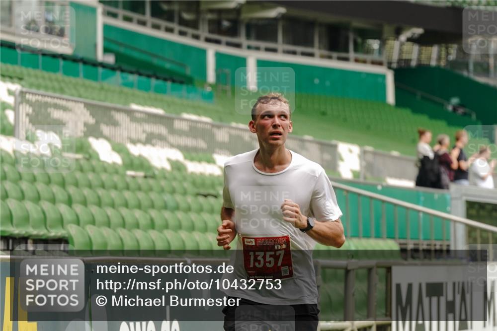 13.09.2026 - 21. swb-Marathon Bremen Michael Burmester http://msf.ph/oto/10432753 13.09.2026 12:30:41 Laufen im Stadion 314, 520, 547, 573, 1168, 1214, 1357, 1453, 1639, 4474, 5212, 6485, 6507, 8285, 103, 206, 238, 322, 420, 553, 841, 875, 1161, 1256, 1352, 1724, 1917, 2032, 3662, 4264 meine-sportfotos.de