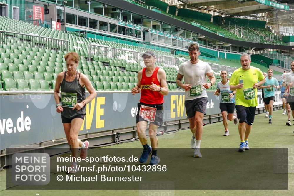 13.09.2026 - 21. swb-Marathon Bremen Michael Burmester http://msf.ph/oto/10432896 13.09.2026 13:04:47 Laufen im Stadion 178, 209, 210, 244, 323, 488, 534, 536, 565, 596, 647, 725, 881, 900, 1073, 1239, 1243, 1307, 1308, 1343, 1373, 1456, 1458, 1479, 1627, 1649, 1653, 1656, 1687, 1771, 1780, 1914, 1932, 1941, 2023, 2089, 2126, 2223, 2241, 2301, 2369, 2430, 2434, 2452, 2602, 2625, 2723, 2742, 2764, 2851, 2867, 2872, 2891, 2910, 2919, 2934, 2957, 2959, 2977, 2985, 3028, 3030, 3217, 3278, 3320, 3343, 3402, 3419, 3425, 3444, 3454, 3485, 3510, 3521, 3579, 3597, 3618, 3796, 3846, 3859, 3909, 242 meine-sportfotos.de