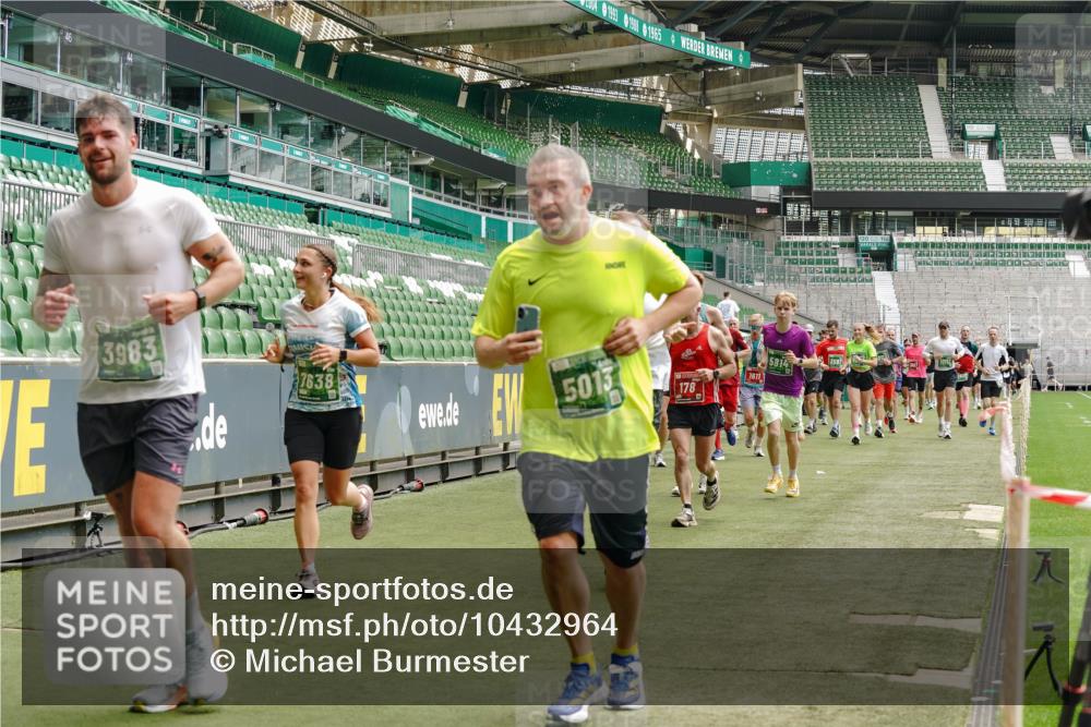 13.09.2026 - 21. swb-Marathon Bremen Michael Burmester http://msf.ph/oto/10432964 13.09.2026 13:04:49 Laufen im Stadion 178, 209, 210, 244, 323, 488, 534, 536, 565, 596, 647, 725, 881, 891, 900, 1073, 1239, 1243, 1307, 1308, 1343, 1373, 1456, 1458, 1479, 1627, 1649, 1653, 1656, 1687, 1771, 1780, 1914, 1932, 1941, 2023, 2089, 2126, 2223, 2241, 2301, 2369, 2430, 2434, 2452, 2602, 2625, 2723, 2742, 2764, 2851, 2867, 2872, 2891, 2910, 2919, 2934, 2957, 2959, 2977, 2985, 3028, 3030, 3217, 3278, 3320, 3343, 3402, 3419, 3425, 3444, 3454, 3485, 3510, 3521, 3579, 3597, 3618, 3796, 3846, 3859, 3909, 242 meine-sportfotos.de