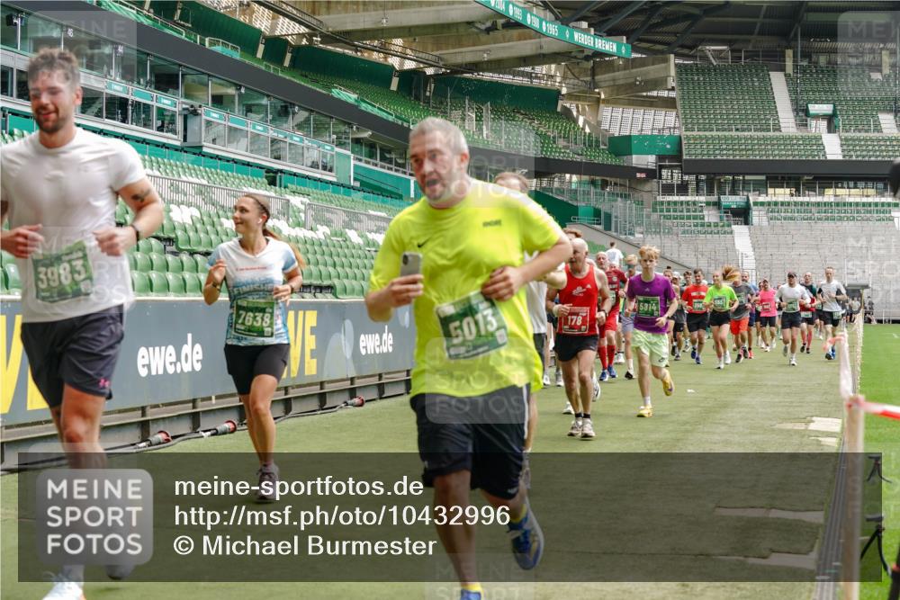 13.09.2026 - 21. swb-Marathon Bremen Michael Burmester http://msf.ph/oto/10432996 13.09.2026 13:04:49 Laufen im Stadion 178, 209, 210, 244, 323, 488, 534, 536, 565, 596, 647, 725, 881, 891, 900, 1073, 1239, 1243, 1307, 1308, 1343, 1373, 1456, 1458, 1479, 1627, 1649, 1653, 1656, 1687, 1771, 1780, 1914, 1932, 1941, 2023, 2089, 2126, 2223, 2241, 2301, 2369, 2430, 2434, 2452, 2602, 2625, 2723, 2742, 2764, 2851, 2867, 2872, 2891, 2910, 2919, 2934, 2957, 2959, 2977, 2985, 3028, 3030, 3217, 3278, 3320, 3343, 3402, 3419, 3425, 3444, 3454, 3485, 3510, 3521, 3579, 3597, 3618, 3796, 3846, 3859, 3909, 242 meine-sportfotos.de