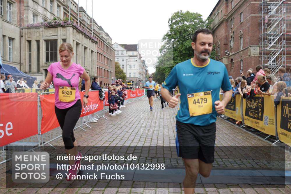 13.09.2026 - Kiel Lauf Yannick Fuchs http://msf.ph/oto/10432998 13.09.2026 09:47:41 Ziel 390, 466, 591, 3373, 4011, 4103, 4400, 4479, 4480, 4952, 5517, 6078, 6696, 7767, 8503, 8833, 9528, 9697, 10789, 12099, 544, 591, 1235, 1324, 2587, 2870, 3192, 3629, 5167, 6072, 6575, 6639, 7461, 8231, 8524, 8540, 8777, 9091, 9634, 9936, 10076, 10224, 10555, 10742, 10744, 11862, 11964, 12635, 122, 218, 1743, 2241, 2755, 3735, 3812, 4225, 4288, 4365, 4460, 4710, 5215, 6809, 6942, 7258, 8096, 9694, 10823, 11396, 11654, 12007, 12167, 12393, 2759, 7461 meine-sportfotos.de