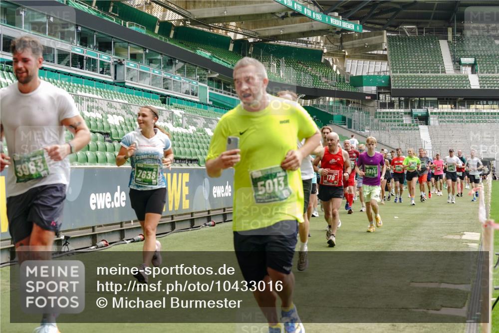 13.09.2026 - 21. swb-Marathon Bremen Michael Burmester http://msf.ph/oto/10433016 13.09.2026 13:04:49 Laufen im Stadion 178, 209, 210, 244, 323, 488, 534, 536, 565, 596, 647, 725, 881, 891, 900, 1073, 1239, 1243, 1307, 1308, 1343, 1373, 1456, 1458, 1479, 1627, 1649, 1653, 1656, 1687, 1771, 1780, 1914, 1932, 1941, 2023, 2089, 2126, 2223, 2241, 2301, 2369, 2430, 2434, 2452, 2602, 2625, 2723, 2742, 2764, 2851, 2867, 2872, 2891, 2910, 2919, 2934, 2957, 2959, 2977, 2985, 3028, 3030, 3217, 3278, 3320, 3343, 3402, 3419, 3425, 3444, 3454, 3485, 3510, 3521, 3579, 3597, 3618, 3796, 3846, 3859, 3909, 242 meine-sportfotos.de