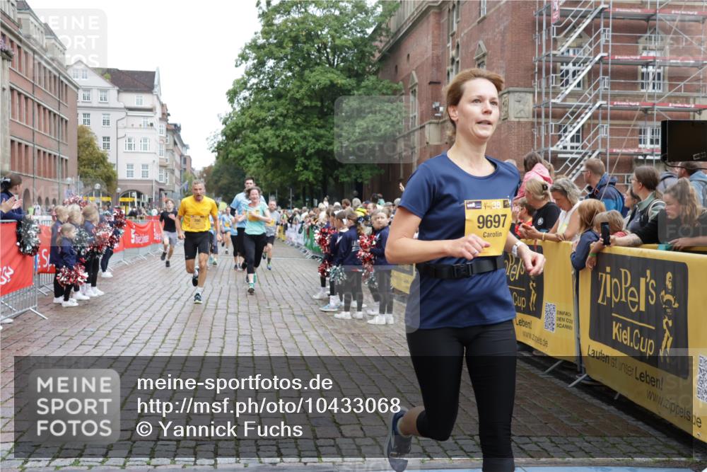 13.09.2026 - Kiel Lauf Yannick Fuchs http://msf.ph/oto/10433068 13.09.2026 09:47:46 Ziel 390, 466, 1743, 3373, 3735, 4011, 4103, 4365, 4400, 4460, 4479, 4952, 6078, 7767, 8096, 8833, 9528, 9697, 11396, 11654, 12099, 544, 591, 1235, 1324, 2587, 2870, 3192, 3373, 3629, 4480, 5167, 5517, 6072, 6575, 6639, 6696, 7767, 8231, 8503, 8524, 8540, 8777, 9091, 9634, 9936, 10076, 10555, 10789, 12635, 122, 218, 366, 1227, 1713, 2241, 2755, 3812, 4225, 4288, 4467, 4710, 5215, 6242, 6809, 6942, 7258, 9694, 10823, 12007, 12167, 12393, 1235, 2587, 5167, 7461, 8524, 9091, 10076 meine-sportfotos.de