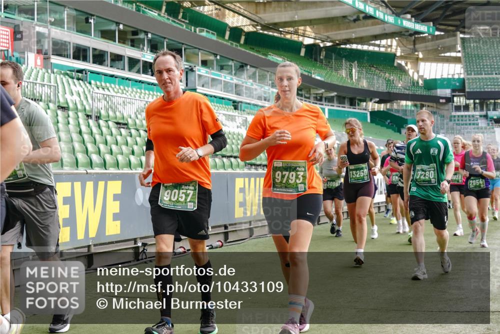 13.09.2026 - 21. swb-Marathon Bremen Michael Burmester http://msf.ph/oto/10433109 13.09.2026 13:30:08 Laufen im Stadion 122, 171, 224, 297, 405, 422, 476, 639, 685, 729, 754, 767, 806, 986, 1114, 1217, 1242, 1270, 1384, 1615, 1633, 1634, 1777, 1810, 1811, 1886, 1983, 2216, 2238, 2242, 2249, 2263, 2326, 2368, 2372, 2436, 2449, 2546, 2615, 2629, 2637, 2719, 2738, 2740, 2830, 2862, 2868, 2869, 2871, 2918, 2924, 2991, 2994, 3020, 3053, 3101, 3129, 3227, 3238, 3274, 3286, 3321, 3361, 3563, 3594, 3595, 3605, 3678, 3755, 3758, 3798, 3873, 3876, 3898, 3929, 3953, 3965, 3971, 3987, 4011, 4056 meine-sportfotos.de