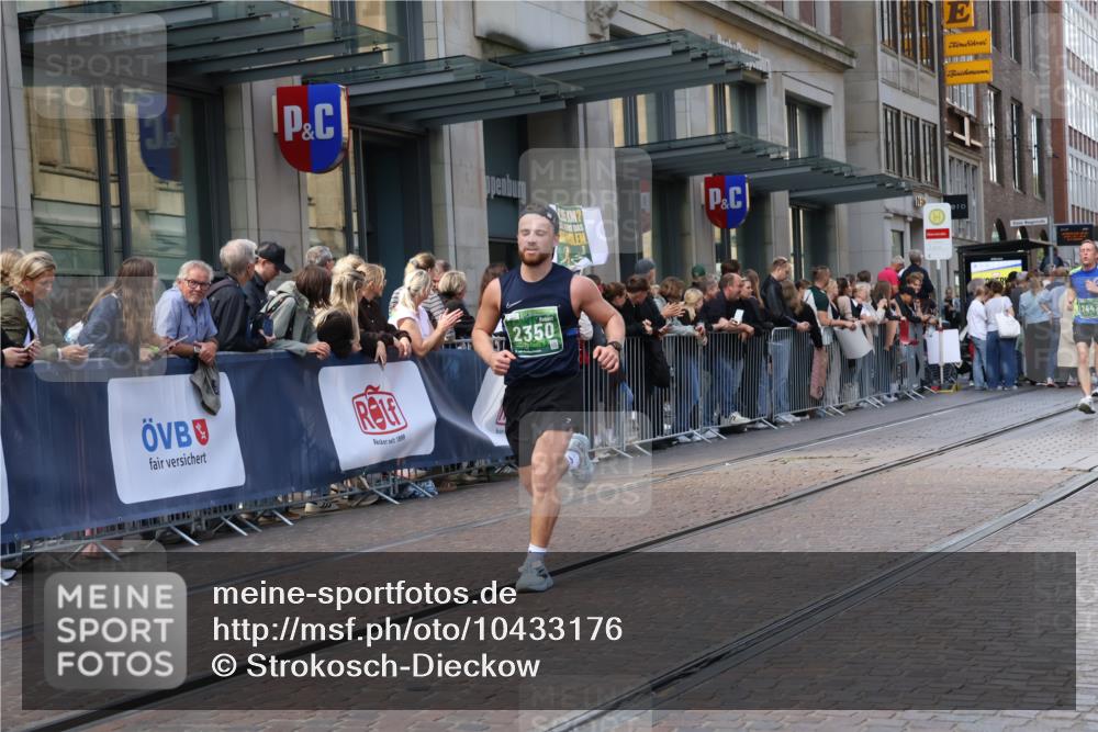 13.09.2026 - 21. swb-Marathon Bremen Strokosch-Dieckow http://msf.ph/oto/10433176 13.09.2026 13:12:36 Ziel 313, 868, 1513, 2350, 2442, 2559, 2801, 2858, 3988, 4605, 5379, 5965, 6349, 8029, 8291, 8419, 8798, 9217, 9775, 13106, 13140, 899, 1517, 2362, 2480, 3054, 3362, 3830, 4560, 4879, 5416, 6796, 7328, 8981, 9775, 9803 meine-sportfotos.de