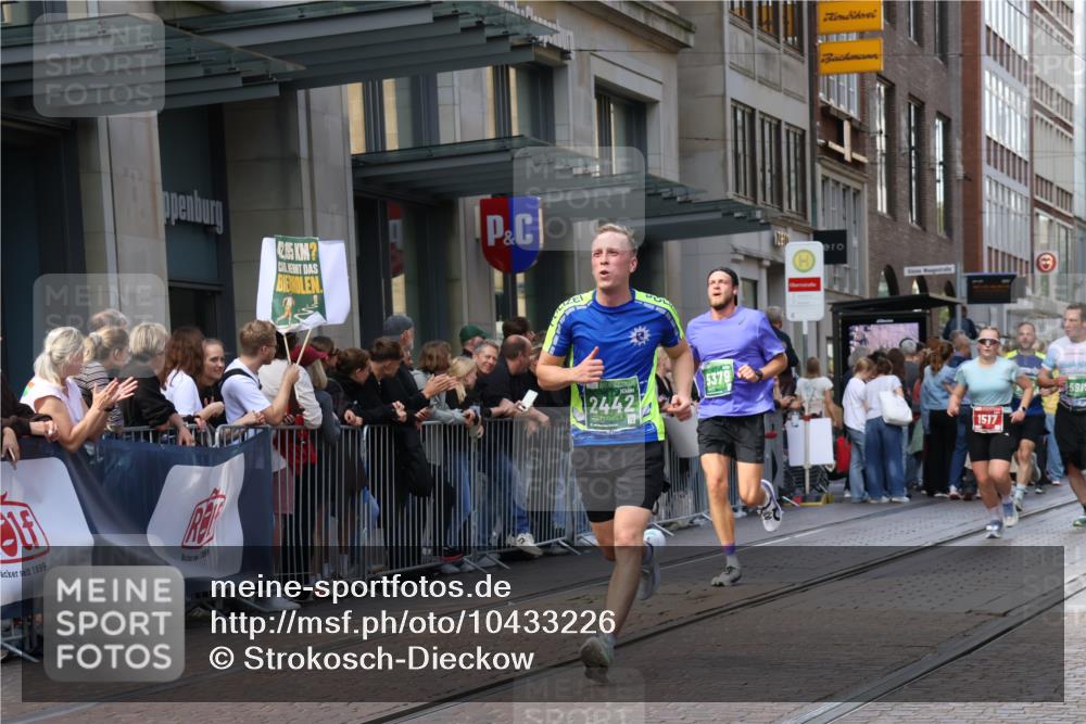 13.09.2026 - 21. swb-Marathon Bremen Strokosch-Dieckow http://msf.ph/oto/10433226 13.09.2026 13:12:39 Ziel 313, 868, 1513, 2350, 2442, 2498, 2559, 2801, 2858, 3625, 3988, 4605, 5379, 5965, 6349, 7874, 8029, 8291, 8419, 8798, 9092, 9217, 13106, 13140, 899, 1517, 2362, 2480, 3054, 4560, 4879, 5416, 6796, 7328, 8981, 9775, 9803, 13106 meine-sportfotos.de