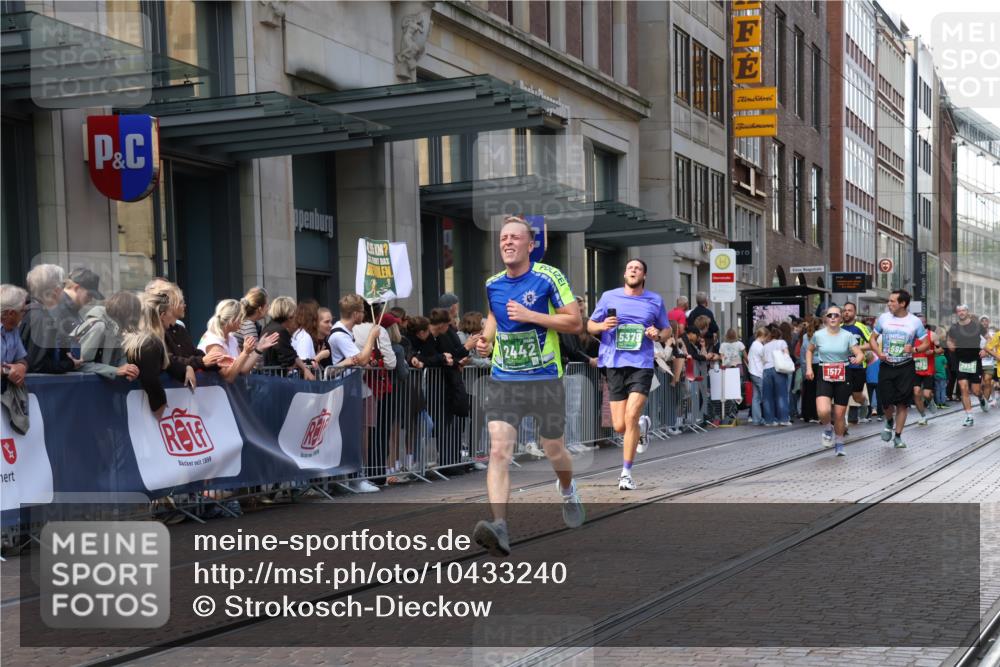 13.09.2026 - 21. swb-Marathon Bremen Strokosch-Dieckow http://msf.ph/oto/10433240 13.09.2026 13:12:39 Ziel 313, 868, 1513, 2350, 2442, 2498, 2559, 2801, 2858, 3625, 3988, 4605, 5379, 5965, 6349, 7874, 8029, 8291, 8419, 8798, 9092, 9217, 13106, 13140, 899, 1517, 2362, 2480, 3054, 4560, 4879, 5416, 6796, 7328, 8981, 9775, 9803, 13106 meine-sportfotos.de