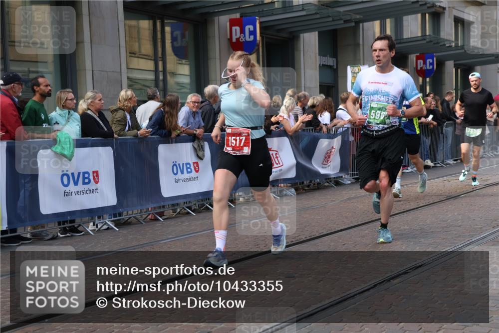 13.09.2026 - 21. swb-Marathon Bremen Strokosch-Dieckow http://msf.ph/oto/10433355 13.09.2026 13:12:44 Ziel 313, 621, 868, 987, 1207, 1513, 2350, 2442, 2498, 2559, 2801, 2858, 3625, 4582, 5345, 5379, 5769, 5965, 6349, 7874, 8291, 8419, 8464, 8798, 9092, 9217, 13140, 899, 1517, 2362, 2480, 3054, 3988, 4560, 4605, 4879, 5416, 6796, 8029, 9775, 9803, 13106 meine-sportfotos.de