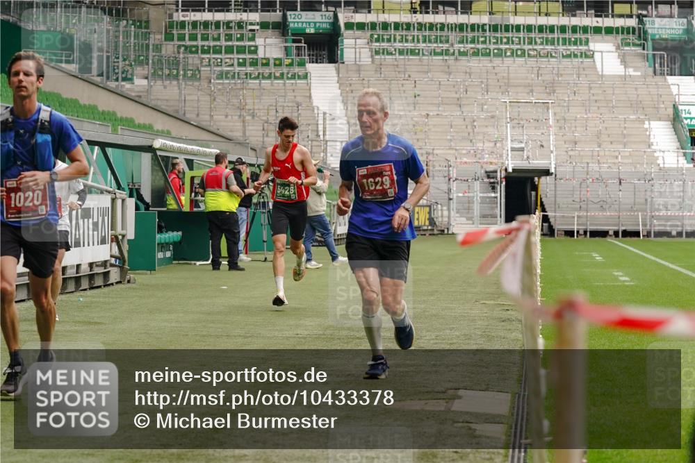13.09.2026 - 21. swb-Marathon Bremen Michael Burmester http://msf.ph/oto/10433378 13.09.2026 12:32:37 Laufen im Stadion 417, 482, 573, 668, 943, 1020, 1126, 1507, 1606, 1629, 2100, 4474, 6507, 7741, 8044, 314, 358, 520, 547, 553, 574, 649, 719, 858, 934, 959, 1253, 1256, 1391, 1428, 1525, 1783 meine-sportfotos.de