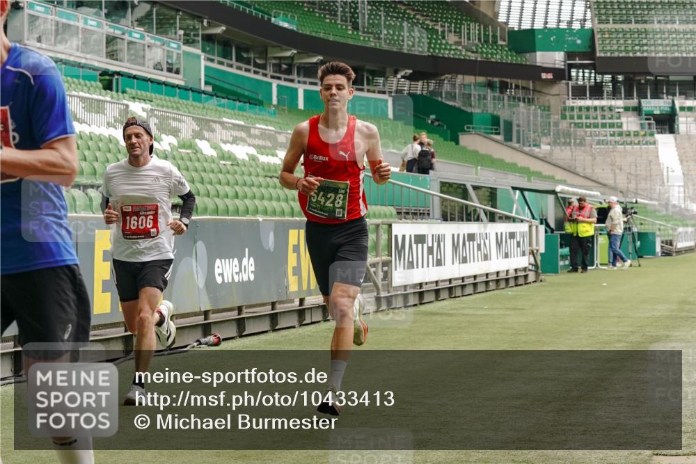 13.09.2026 - 21. swb-Marathon Bremen Michael Burmester http://msf.ph/oto/10433413 13.09.2026 12:32:42 Laufen im Stadion 417, 482, 573, 668, 943, 1020, 1126, 1507, 1606, 1629, 2100, 6507, 7741, 8044, 314, 358, 520, 547, 574, 649, 719, 858, 934, 959, 1253, 1391, 1428, 1525, 1783 meine-sportfotos.de