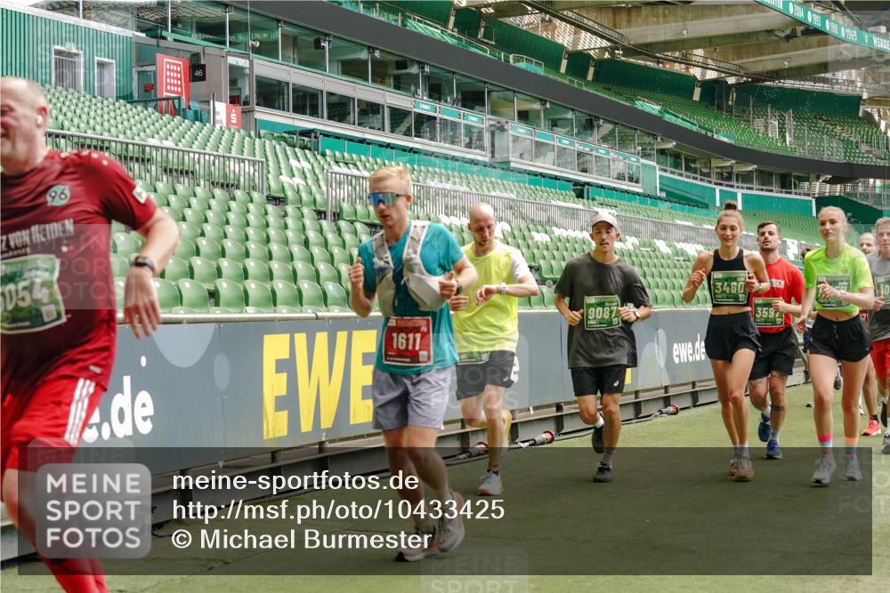 13.09.2026 - 21. swb-Marathon Bremen Michael Burmester http://msf.ph/oto/10433425 13.09.2026 13:04:56 Laufen im Stadion 178, 209, 210, 244, 323, 394, 488, 534, 536, 565, 647, 725, 881, 891, 900, 1073, 1239, 1243, 1307, 1308, 1343, 1373, 1380, 1456, 1479, 1627, 1649, 1653, 1656, 1687, 1771, 1780, 1914, 1932, 1941, 2023, 2089, 2126, 2223, 2241, 2265, 2301, 2369, 2430, 2452, 2602, 2723, 2742, 2764, 2851, 2867, 2872, 2891, 2910, 2919, 2957, 2959, 2977, 2985, 3028, 3030, 3217, 3278, 3320, 3343, 3402, 3419, 3425, 3444, 3454, 3485, 3521, 3579, 3618, 3796, 3909, 242 meine-sportfotos.de